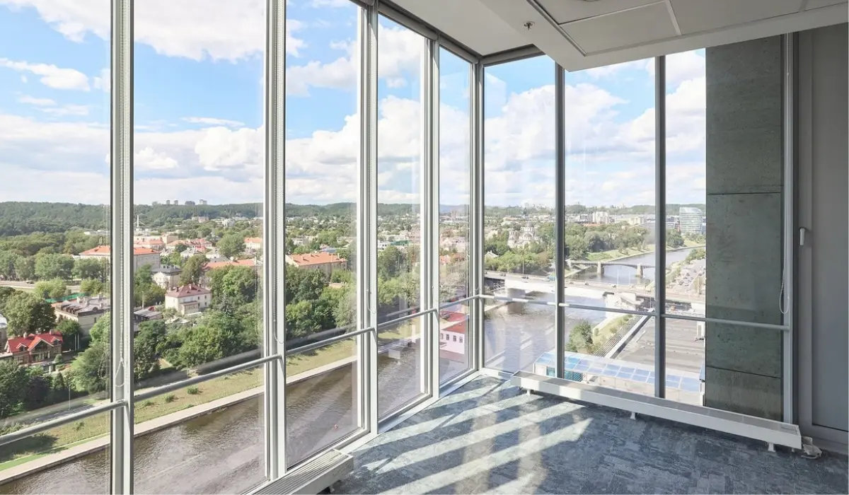 Verslo patalpų langų valymas Vilniuje
